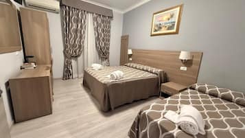 Comfort driepersoonskamer | Een bureau, een laptopwerkplek, gratis wifi