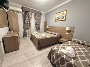 Comfort Triple Room | Desk, laptop workspace, free WiFi - Accommodation Corallo (Rome)