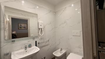 Comfort Triple Room | Bathroom