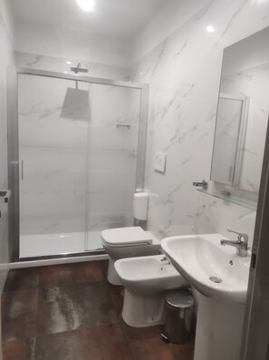 Comfort Triple Room | Bathroom | Hair dryer, bidet, towels, soap - Accommodation Corallo (Rome)