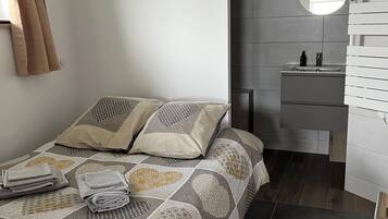 1 bedroom, free WiFi, bed sheets