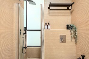 Secadora de cabello, toallas, jabón, papel de baño 