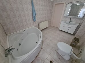 Suite Deluxe | Bagno | Asciugacapelli, asciugamani, sapone, shampoo