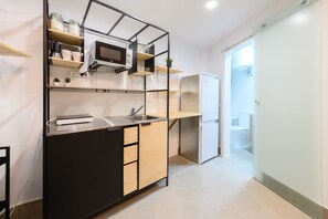 Fridge, microwave, coffee/tea maker, cookware/dishes/utensils - (SMA1401) Cozy studio in Ciudad Lineal (Madrid)
