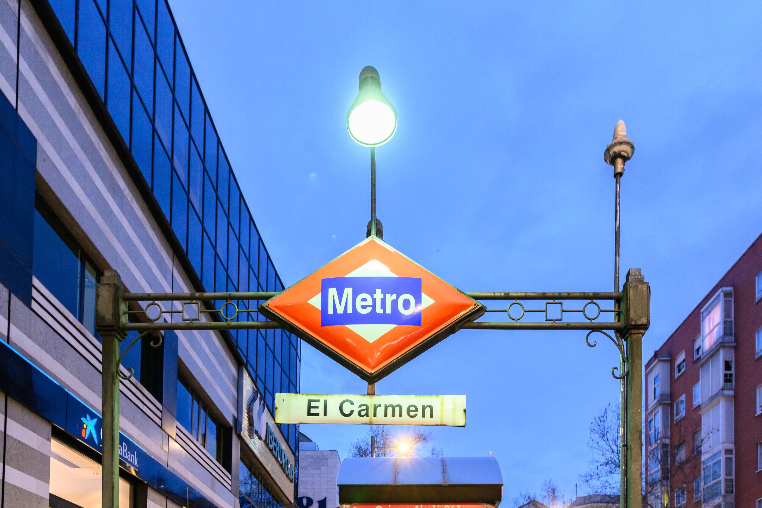A street sign with "Metro" and "El Carmen" indicating a metro station.
