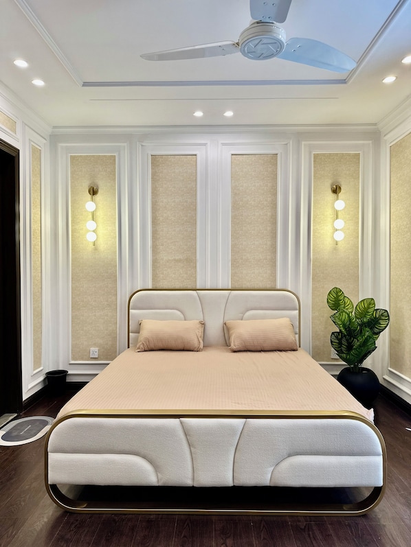 4 bedrooms, iron/ironing board, WiFi, bed sheets
