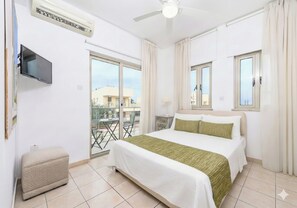 4 bedrooms, iron/ironing board, WiFi, bed sheets - 4 bedroom villa by Fig tree bay beach (Protaras)