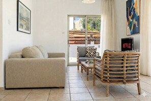 TV, ping pong - 4 bedroom villa by Fig tree bay beach (Protaras)
