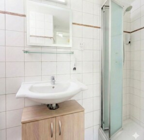 Shower, hair dryer, towels - 4 bedroom villa by Fig tree bay beach (Protaras)