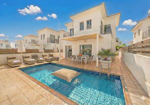Pool - 4 bedroom villa by Fig tree bay beach (Protaras)