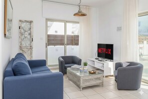 TV - 4 bedroom villa by Fig tree bay beach (Protaras)