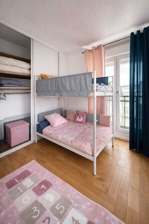 2 bedrooms, internet - Disney village (Chessy)