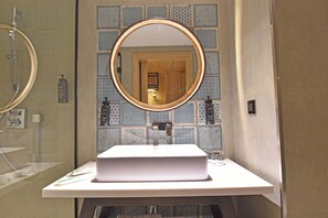 Een haardroger, handdoeken, zeep, shampoo