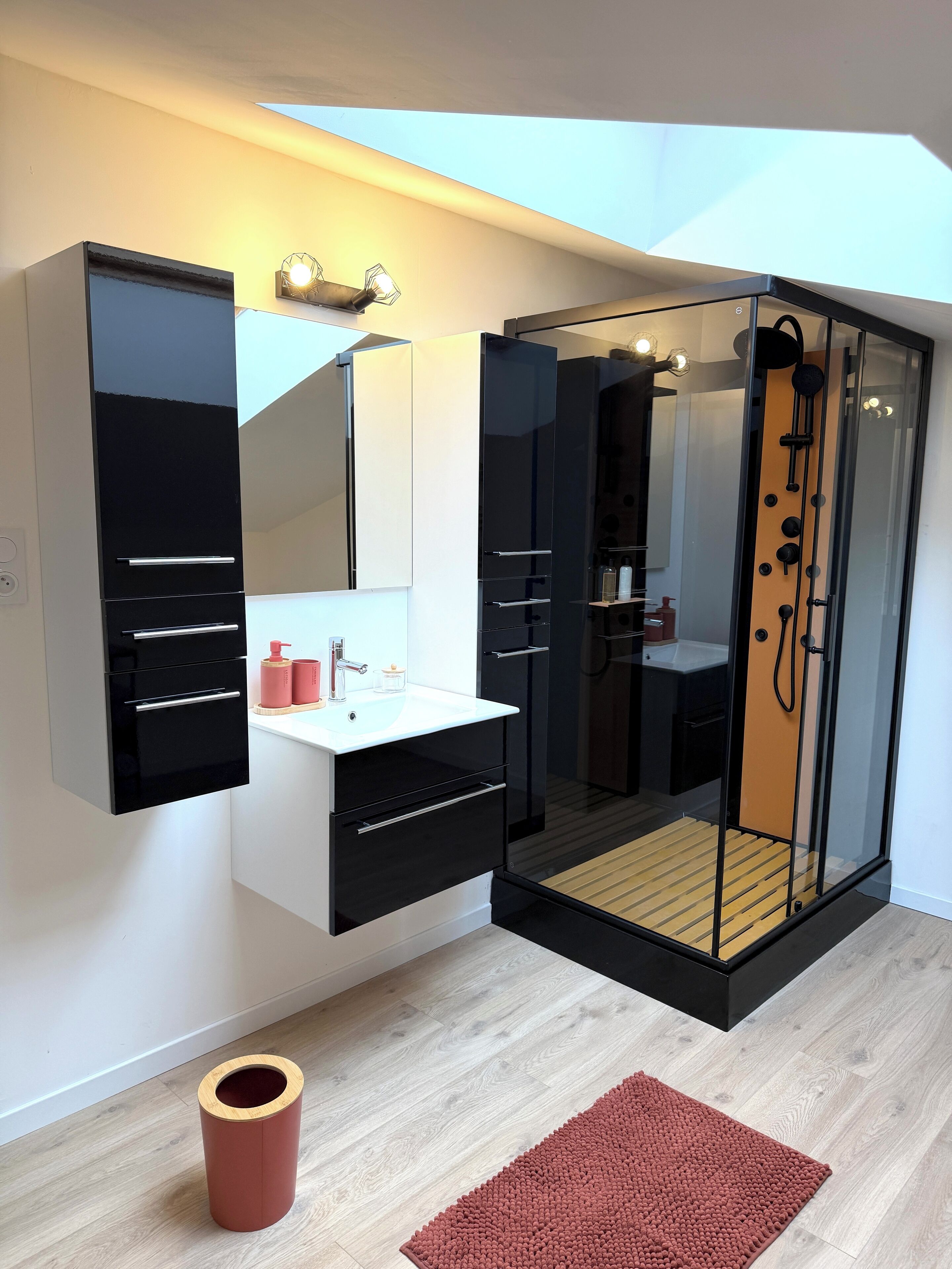 Een douche, een haardroger, handdoeken, zeep