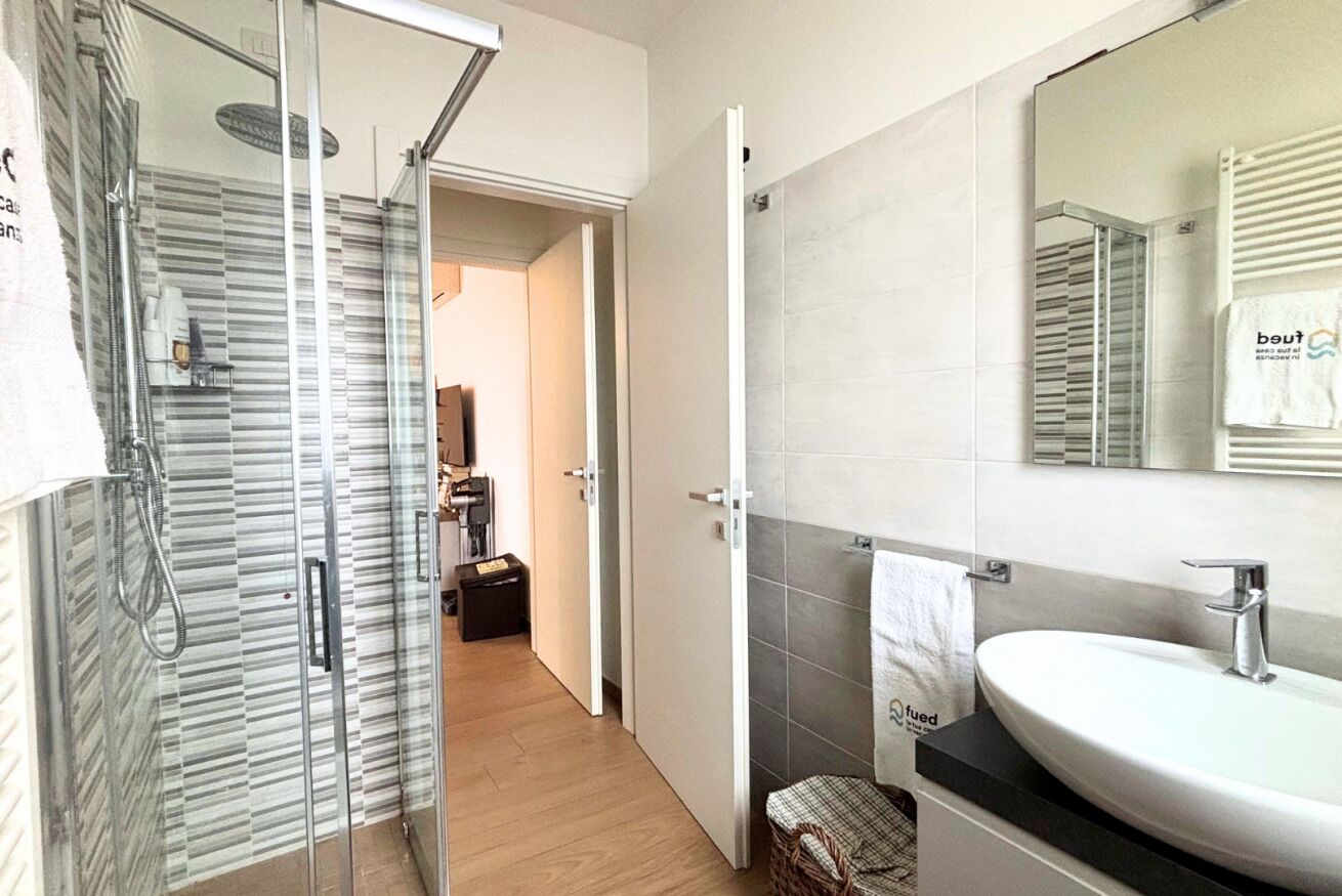 Shower, bidet, towels