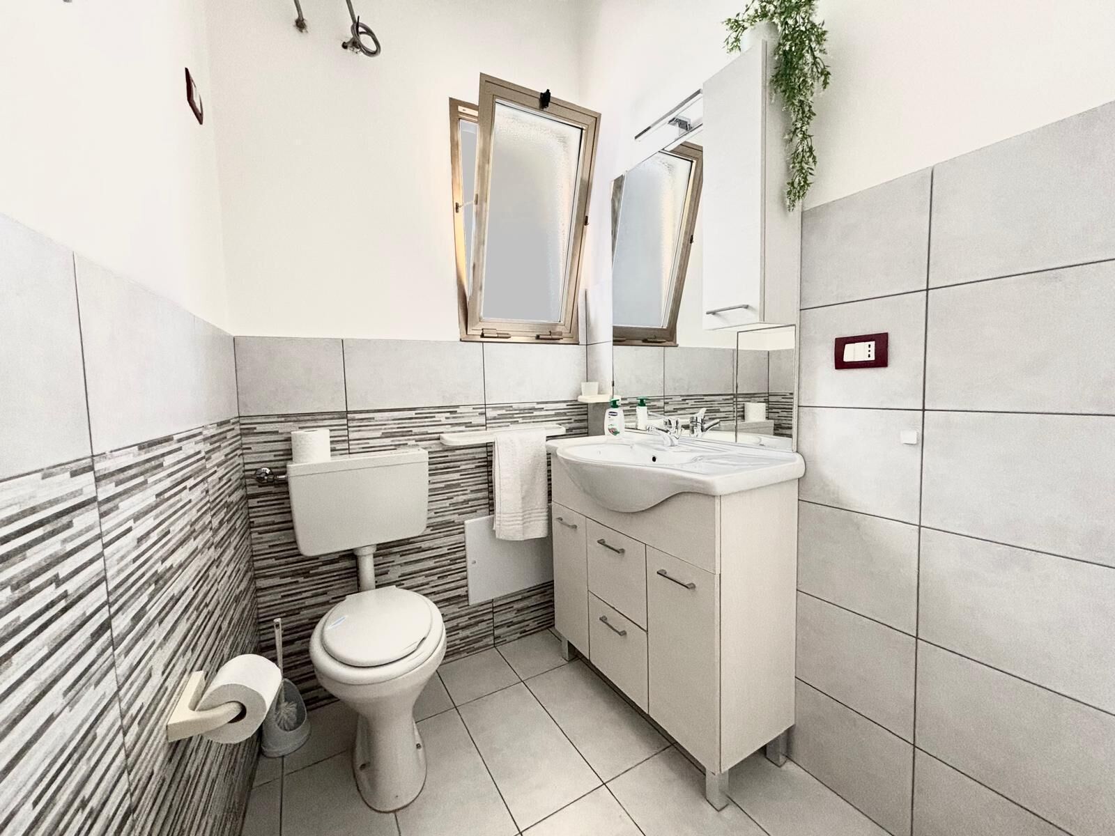 Douche, sèche-cheveux, serviettes fournies