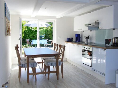 Gemütliches Ferienhaus mit eigenem Garten und Blick auf den Deich
