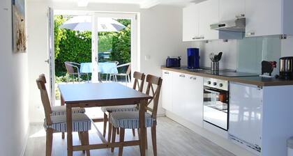 Gemütliches Ferienhaus mit eigenem Garten und Blick auf den Deich