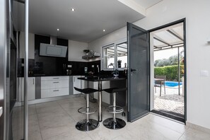 Kühlschrank, Mikrowelle, Ofen, Geschirrspüler
