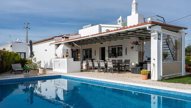 A modern house with a swimming pool, outdoor seating, and a covered patio area. - Charming Villa with Private Pool (4V4) (Altura)