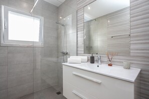 Dusche, Haartrockner, Handtücher