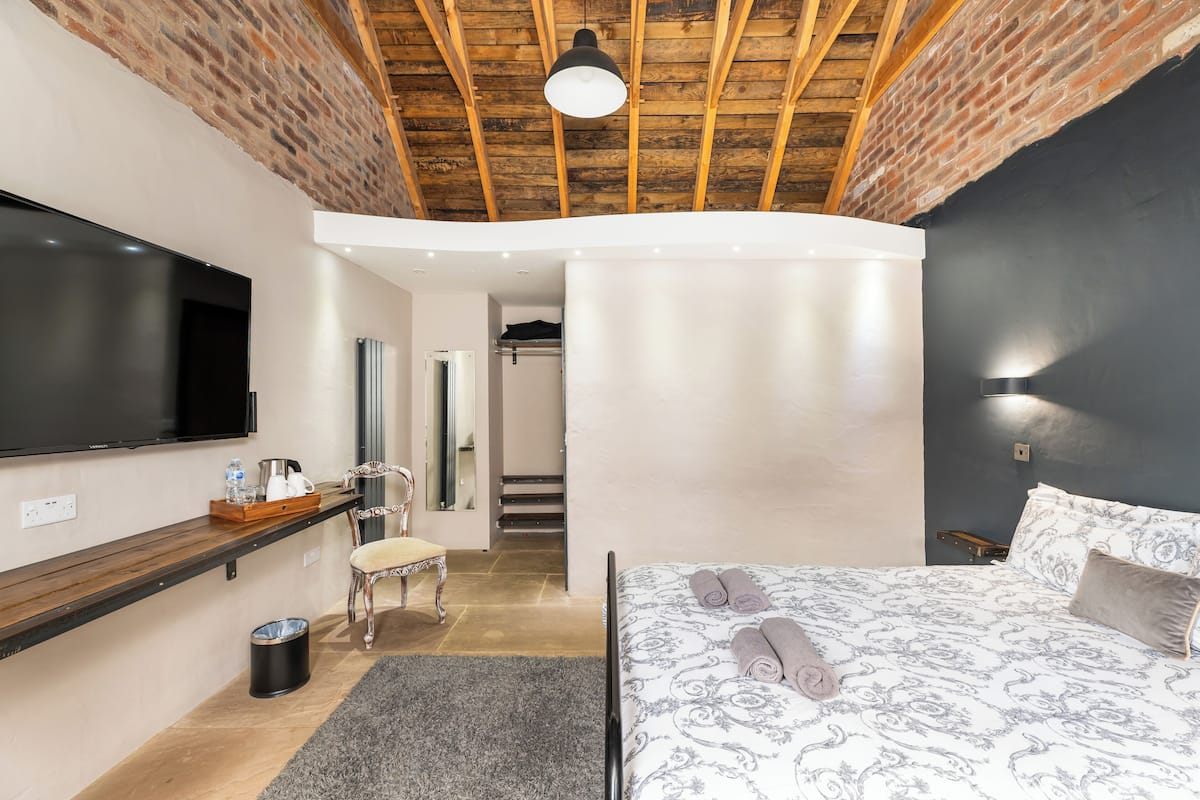 Habitación doble superior, vistas al patio | Escritorio, espacio para trabajar con un portátil, cortinas opacas