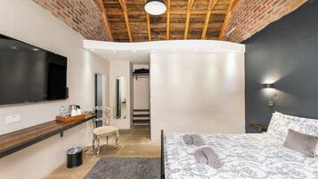 Escritorio, espacio para trabajar con laptop y cortinas blackout