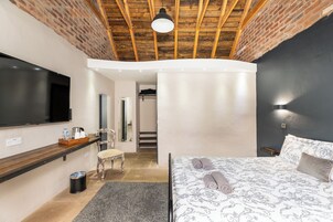 Escritorio, espacio para trabajar con laptop y cortinas blackout