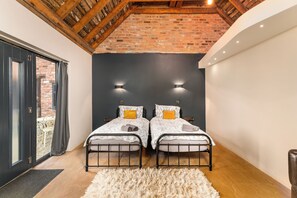 Superior Twin Room, Courtyard View | Desk, laptop workspace, blackout drapes, iron/ironing board - Chapel Farm BNB (Wellow)