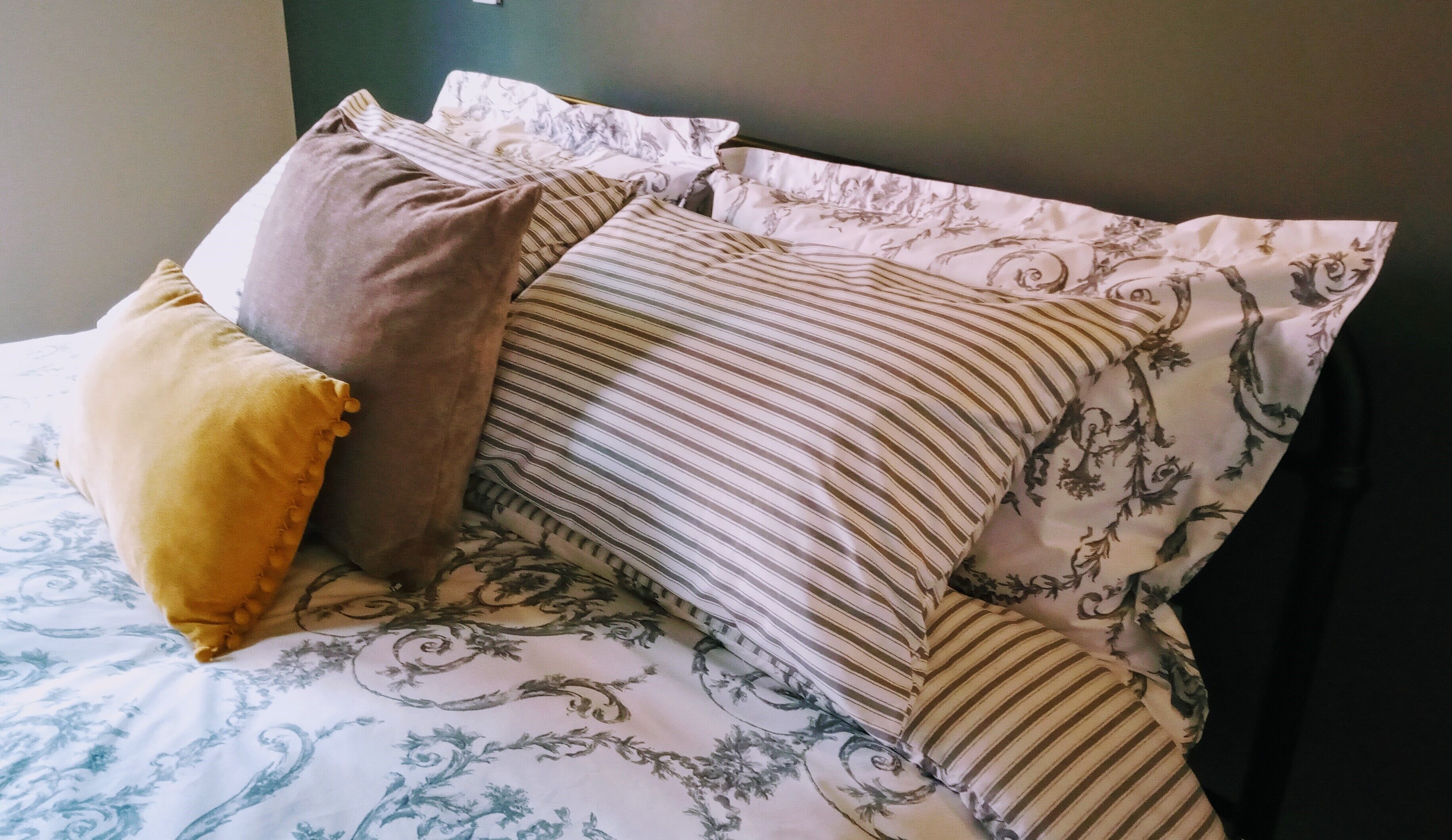 Schreibtisch, laptopgeeigneter Arbeitsplatz, Verdunkelungsvorhänge