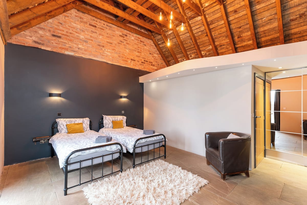 Habitación superior con 2 camas individuales, vistas al patio | Escritorio, espacio para trabajar con un portátil, cortinas opacas