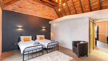 Tomannsrom – superior, bakgårdsutsikt | Skrivebord, skrivebord for bærbar PC og blendingsgardiner