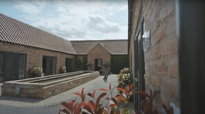 Quarto casal superior, vista para o pátio | Terraço/pátio