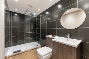 Superior Twin Room, Courtyard View | Bathroom | Shower, towels, soap, shampoo - Chapel Farm BNB (Wellow)