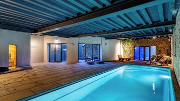 Innendørsbasseng