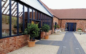 Outdoor dining - Chapel Farm BNB (Wellow)