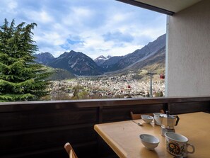 Ein Tisch mit Blick auf eine Stadt und Berge.