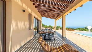 A covered outdoor dining area with a pool and a view of the sea. - Wonderful private villa for 15 guests with private pool, WIFI, A/C, TV and terrace (Custonaci)
