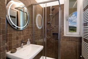 Regadera, bidet, toallas, papel de baño 