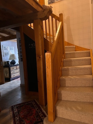 A wooden staircase with carpeted steps leading to a landing. - Large triplex at the foot of the slopes ideal for two families (Morillon)