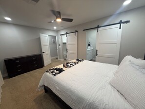 3 bedrooms, free WiFi, bed sheets - High-End Modern Desert Retreat - 12 Min to DT & Airport (Phoenix)