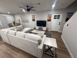 Smart TV, books - High-End Modern Desert Retreat - 12 Min to DT & Airport (Phoenix)