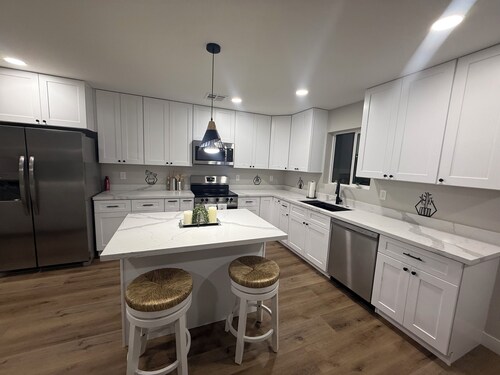 High-End Modern Desert Retreat - 12 Min to DT & Airport