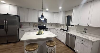 High-End Modern Desert Retreat - 12 Min to DT & Airport