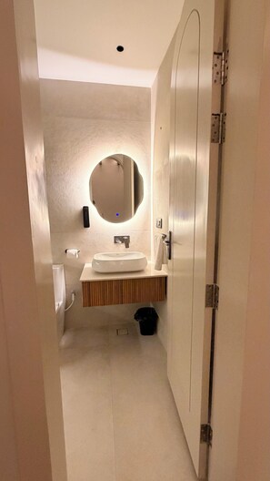 Een haardroger, handdoeken, zeep, toiletpapier