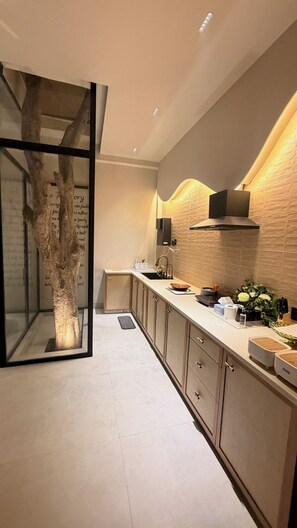 Een magnetron, een oven, een kookplaat