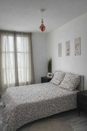 Iron/ironing board, Internet, bed sheets