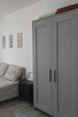 Iron/ironing board, Internet, bed sheets