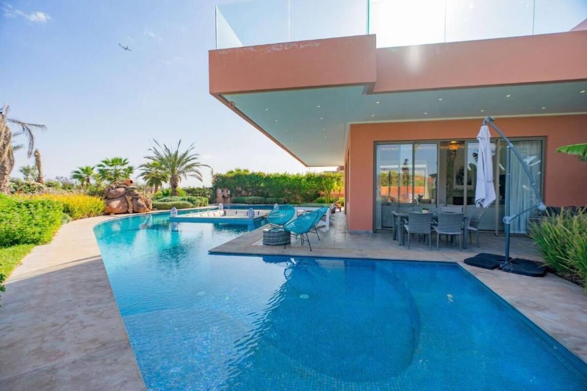 Exclusieve villa, balkon, uitzicht op tuin | Zwembad | Een buitenzwembad