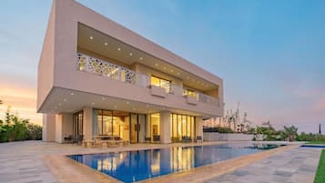 Superior-Villa, Balkon, Gartenblick | Wohnbereich | 50-Zoll-Smart-TV mit Satellitenempfang